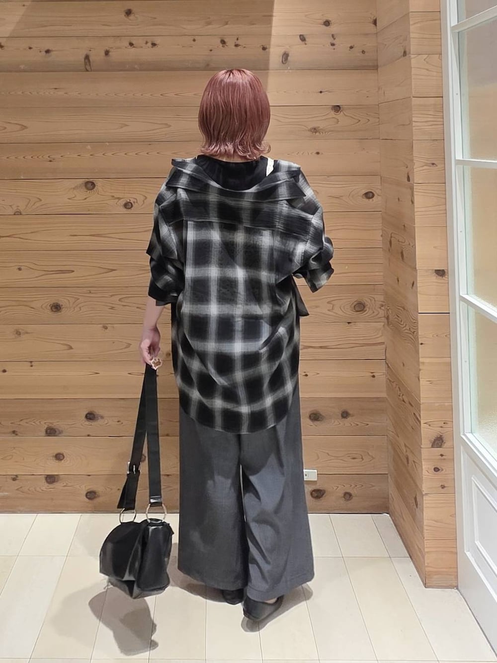 ブラック系のバレエシューズ、ブラック系のその他パンツ、ブラック系のタンクトップを着用したレディースの夏コーディネートの3枚目の写真