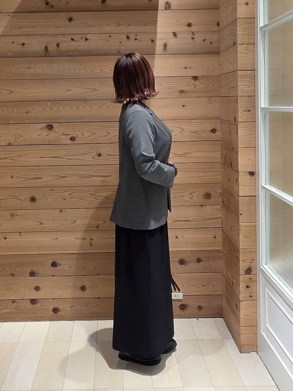 ブラック系のローファー、ブラック系のボストンバッグ、ブラック系のTシャツ/カットソーを着用したレディースの春コーディネートの2枚目の写真