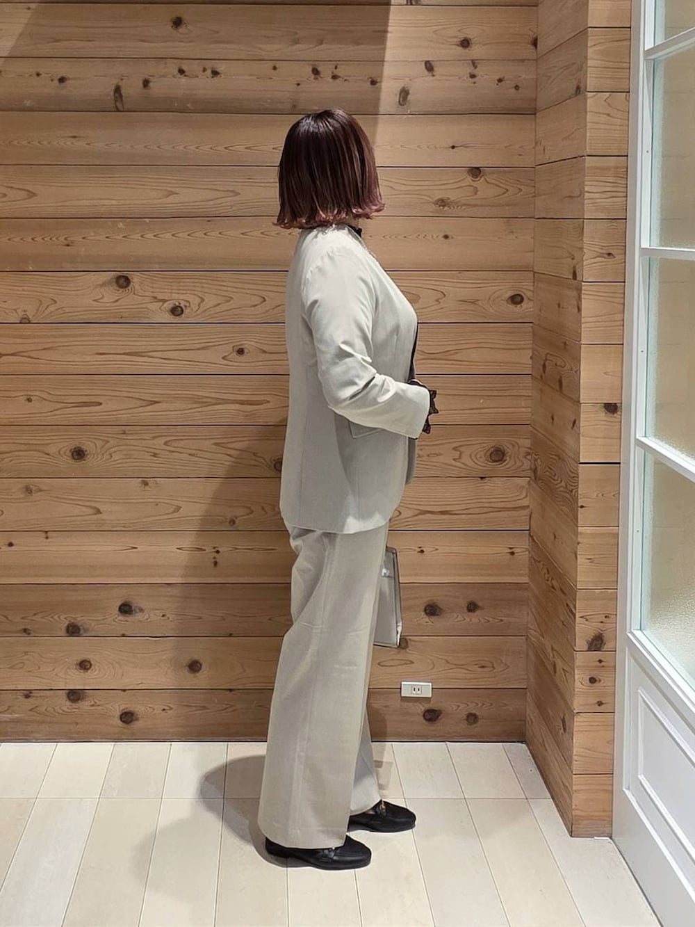 ブラック系のローファー、ホワイト系のショルダーバッグ、ブラック系のシャツ/ブラウスを着用したレディースの冬コーディネートの2枚目の写真