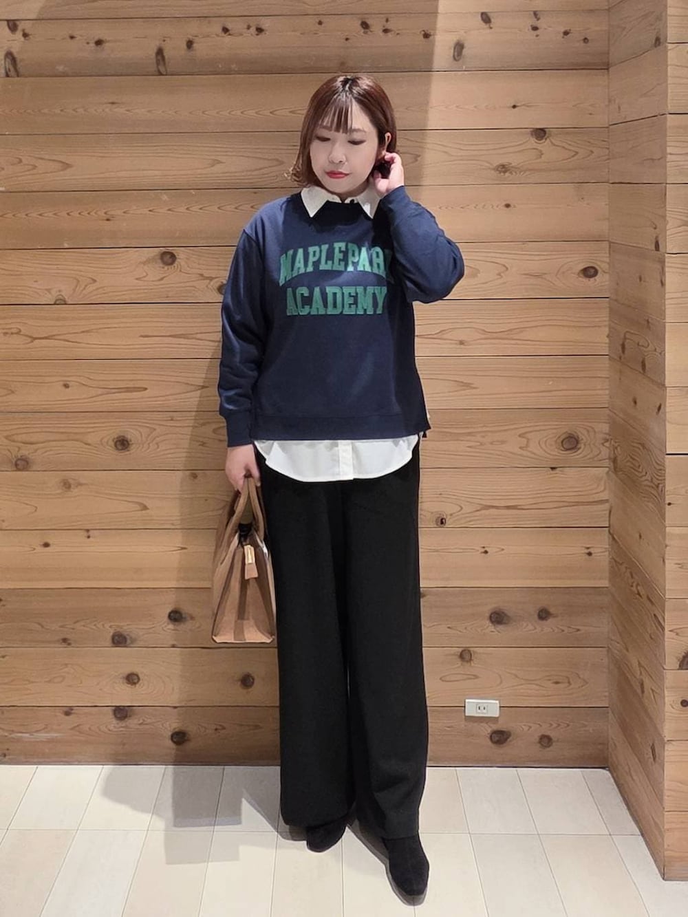 ホワイト系のシャツ/ブラウス、ベージュ系のショルダーバッグ、ブルー系のスウェットを着用したレディースの秋コーディネートの4枚目の写真