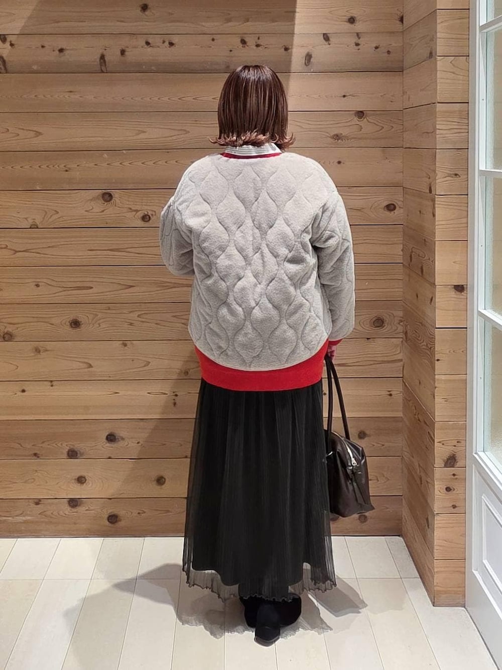 ベージュ系のブルゾン、ブラウン系のボストンバッグ、その他のシャツ/ブラウスを着用したレディースの冬コーディネートの3枚目の写真