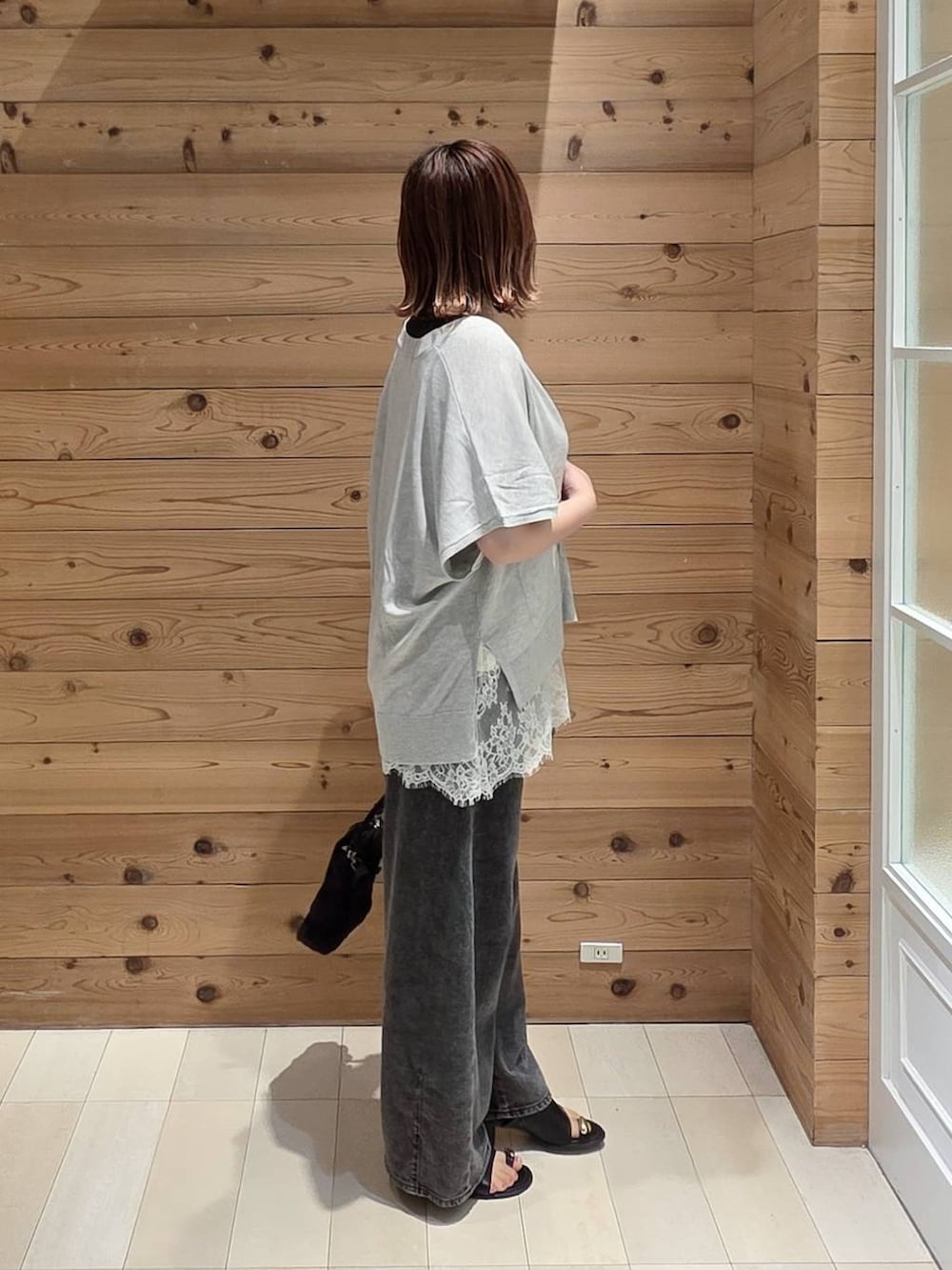 グレー系のカーディガン/ボレロ、ブラック系のデニムパンツ、ブラック系のタンクトップを着用したレディースの夏コーディネートの2枚目の写真