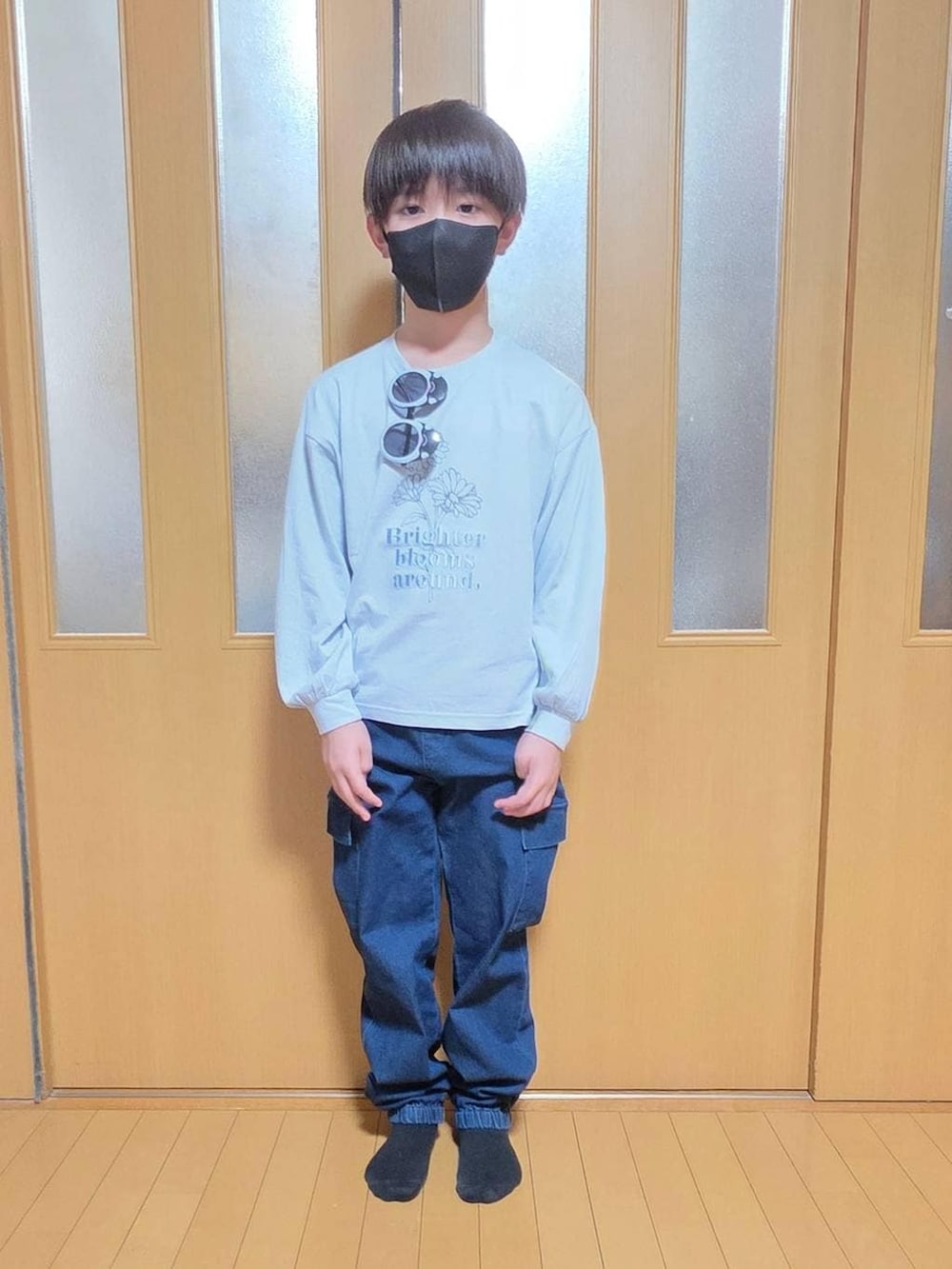 ブルー系のカーゴパンツ、グリーン系のMA-1、ブルー系のTシャツ/カットソーを着用したキッズの春コーディネートの4枚目の写真