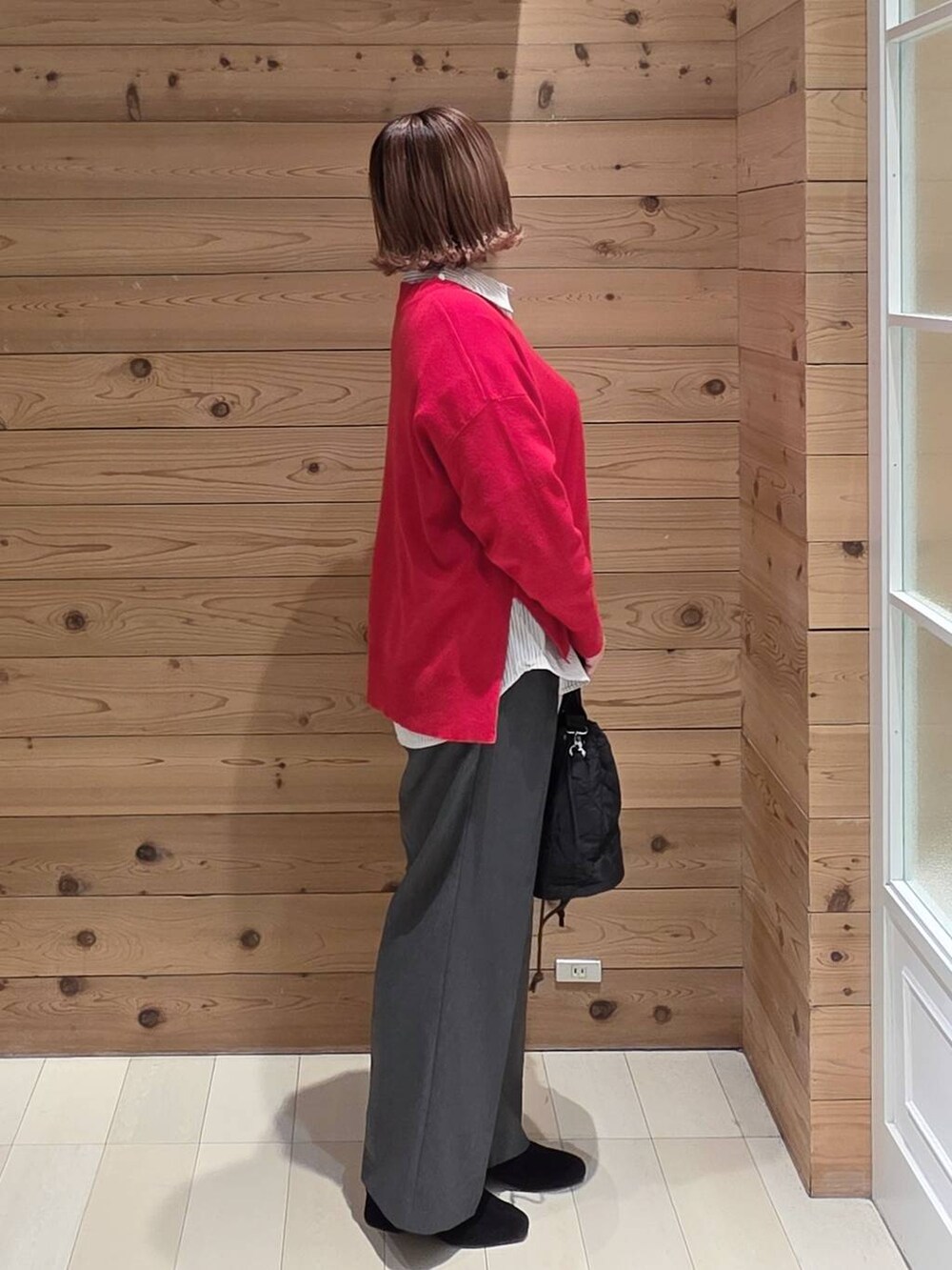 ブラック系のダウンジャケット/コート、その他のシャツ/ブラウス、グレー系のその他パンツを着用したレディースの秋コーディネートの2枚目の写真