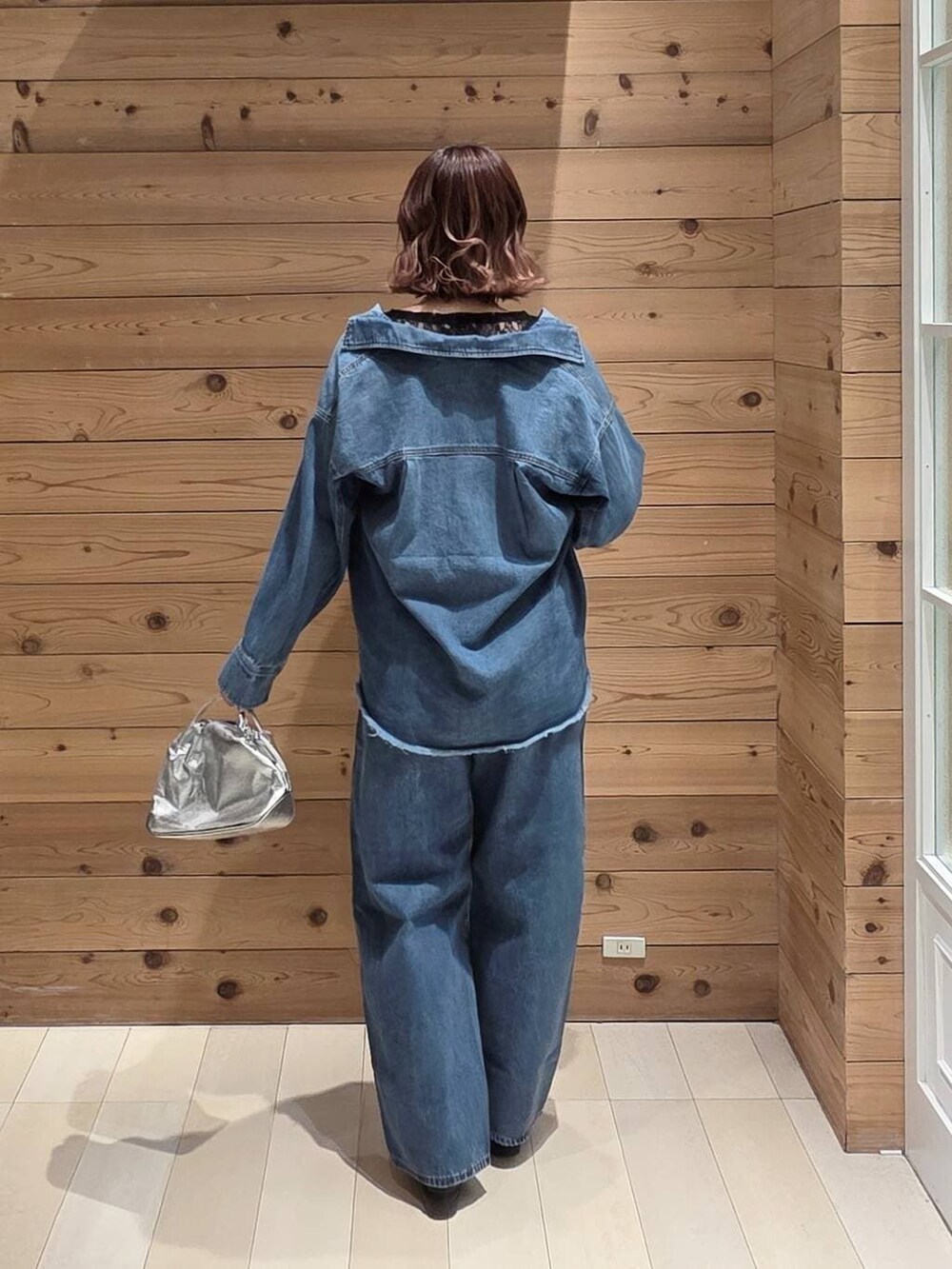 ブラック系のローファー、シルバー系のショルダーバッグ、ブラック系のTシャツ/カットソーを着用したレディースの春コーディネートの3枚目の写真