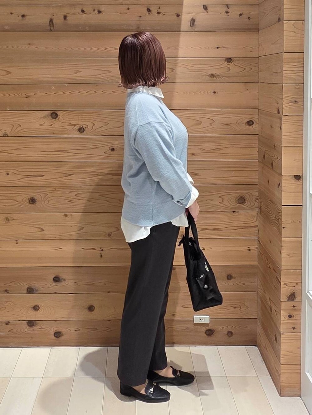 ブラック系のローファー、ブラック系のトートバッグ、ホワイト系のシャツ/ブラウスを着用したレディースの秋コーディネートの2枚目の写真