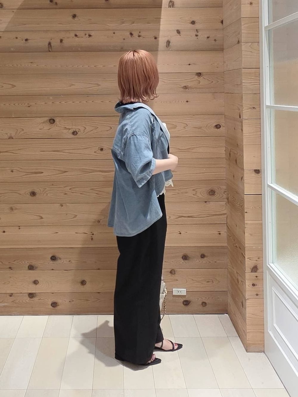 ホワイト系のショルダーバッグ、ブラック系のその他パンツ、ブラック系のタンクトップを着用したレディースの夏コーディネートの2枚目の写真