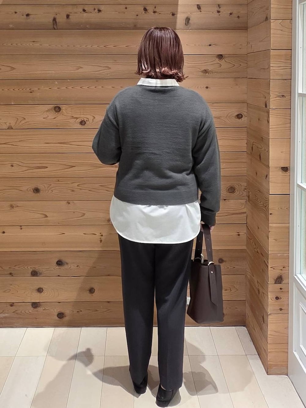 ブラック系のローファー、ブラウン系のショルダーバッグ、ホワイト系のシャツ/ブラウスを着用したレディースの秋コーディネートの3枚目の写真