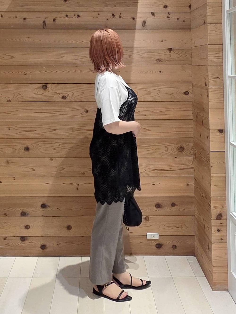 ブラック系のキャミソール、ブラウン系のその他パンツ、ホワイト系のTシャツ/カットソーを着用したレディースの夏コーディネートの2枚目の写真