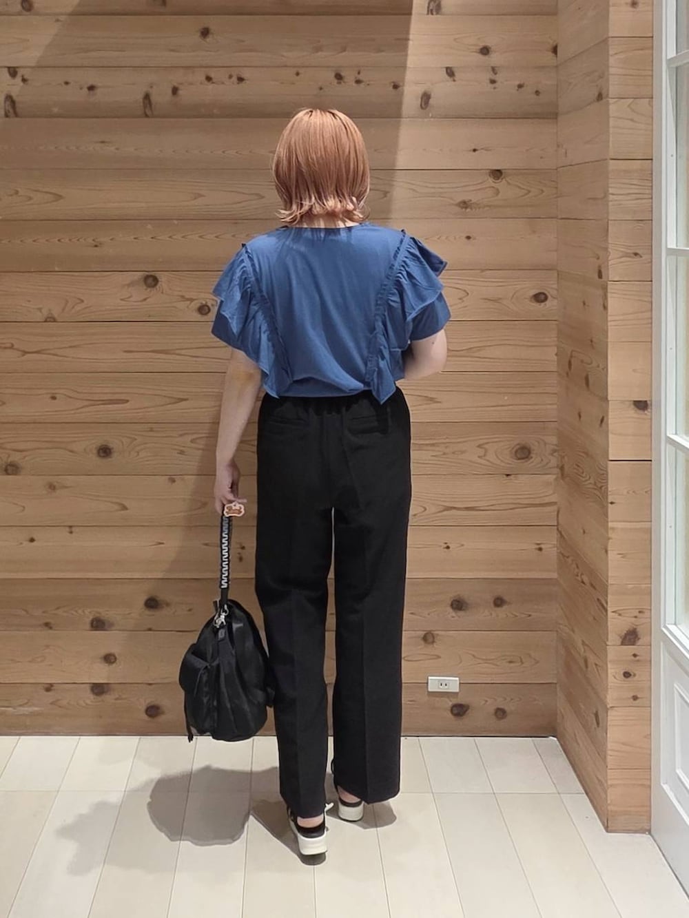 ブラック系のその他パンツ、ブラック系のサンダル、ブルー系のTシャツ/カットソーを着用したレディースの夏コーディネートの3枚目の写真
