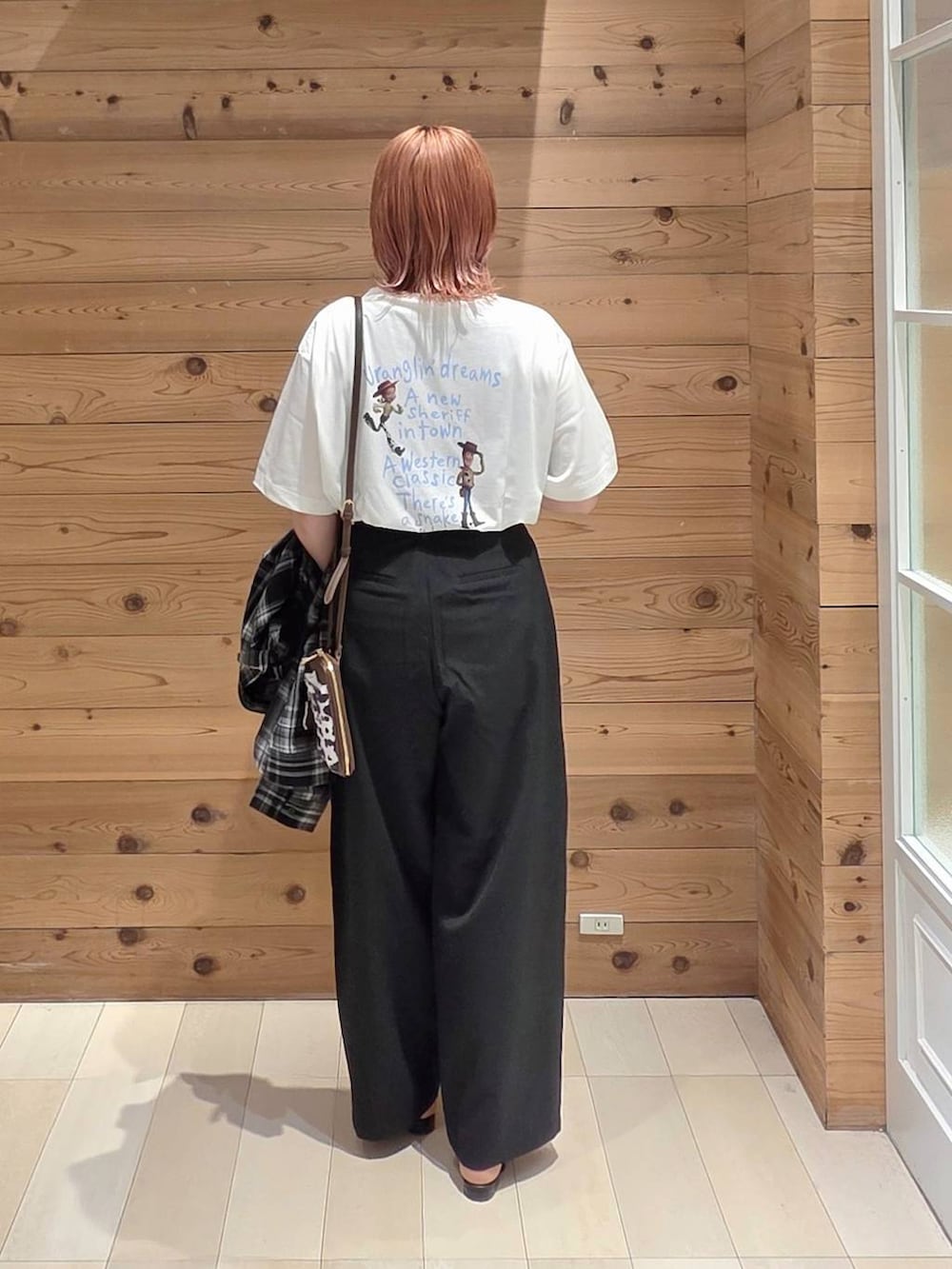 その他のショルダーバッグ、ブラック系のその他パンツ、ブラック系のサンダルを着用したレディースの夏コーディネートの3枚目の写真
