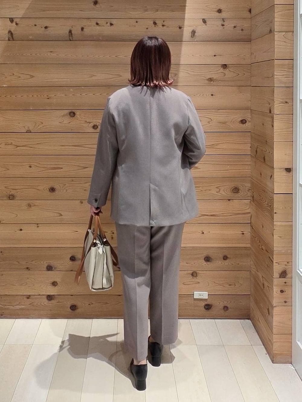 ブラック系のローファー、ブラック系のシャツ/ブラウス、ブラウン系のその他パンツを着用したレディースの冬コーディネートの3枚目の写真