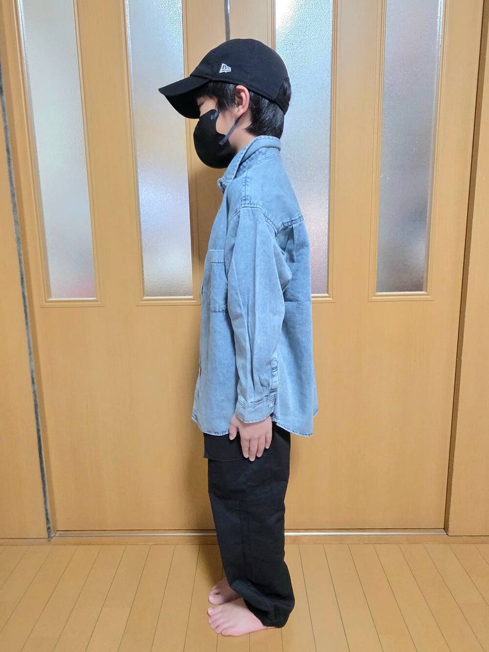 ブルー系のシャツ/ブラウス、ブラック系のカーゴパンツ、ブラック系のキャップを着用したキッズの秋コーディネートの2枚目の写真