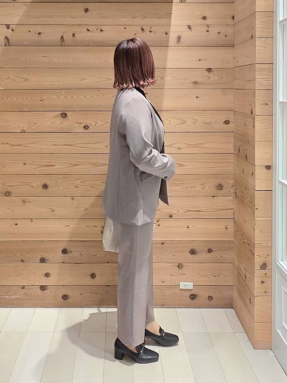 ブラック系のローファー、ブラック系のシャツ/ブラウス、ブラウン系のその他パンツを着用したレディースの冬コーディネートの2枚目の写真