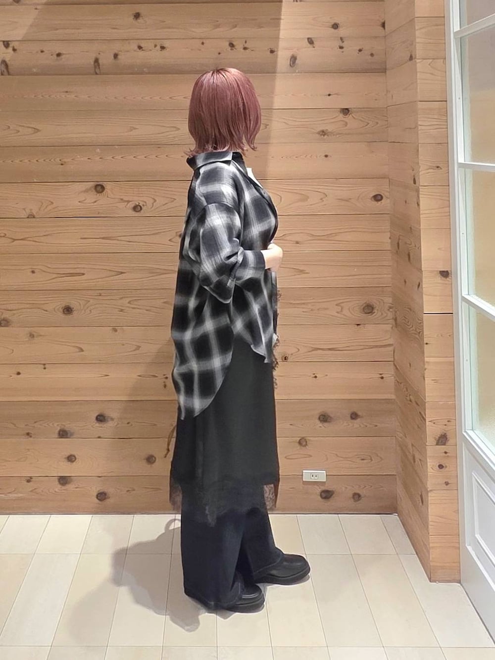 ベージュ系のハンドバッグ、ブラック系のローファー、ブルー系のデニムパンツを着用したレディースの秋コーディネートの2枚目の写真