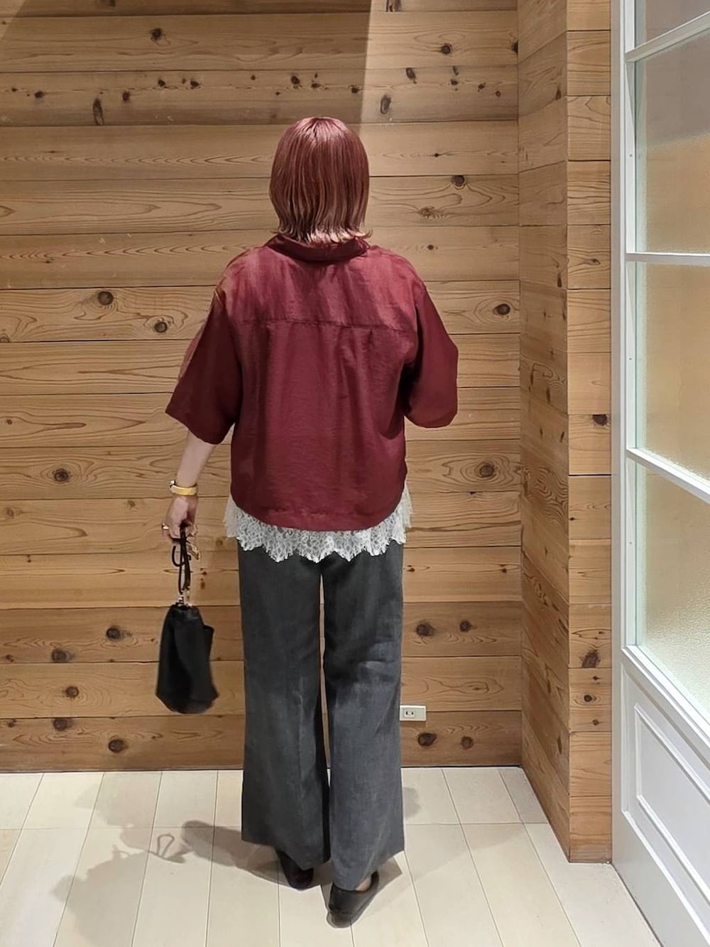 ブラック系のバレエシューズ、グレー系のその他パンツ、レッド系のシャツ/ブラウスを着用したレディースの夏コーディネートの3枚目の写真