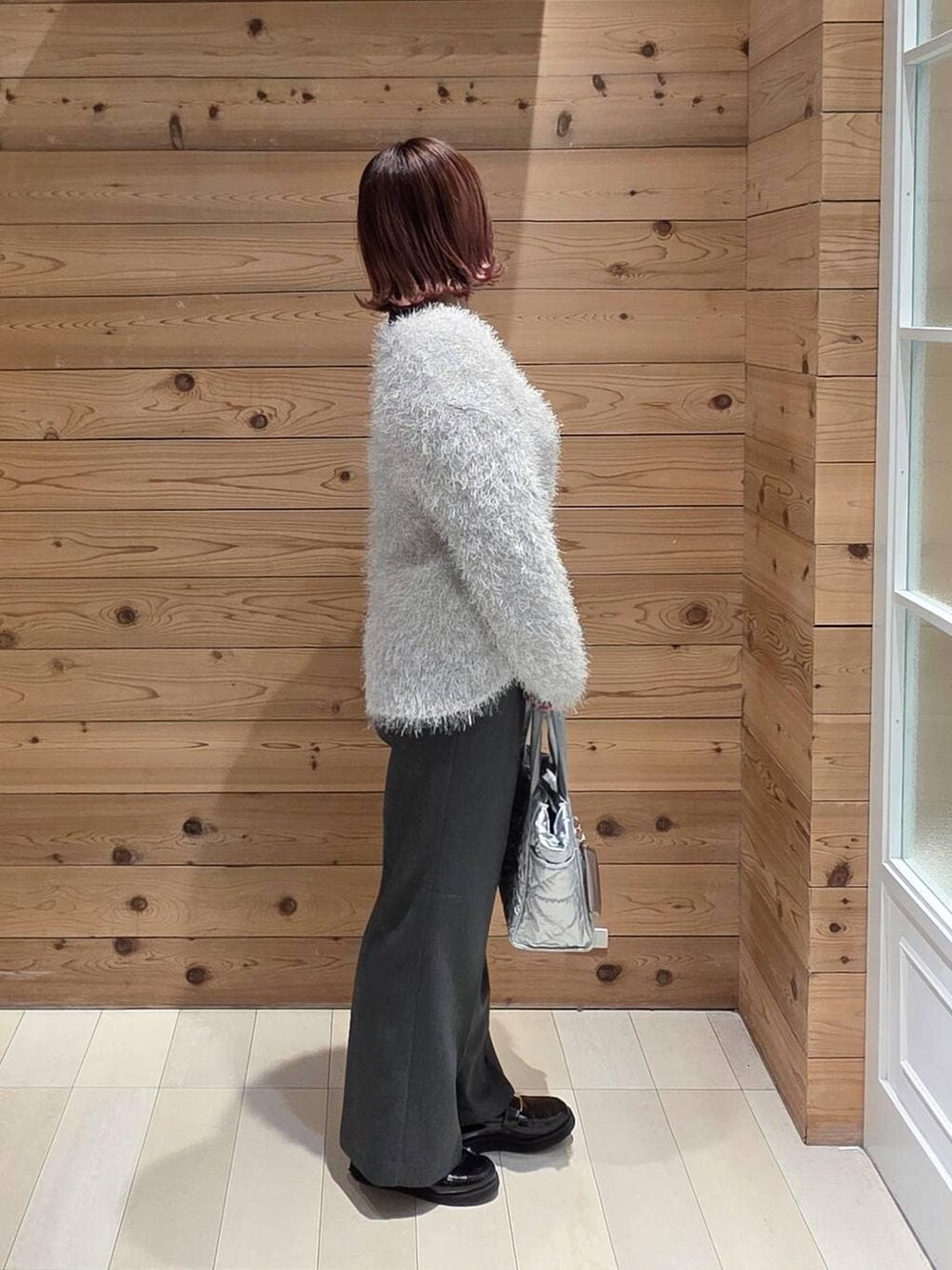 ブラック系のローファー、シルバー系のトートバッグ、ブラック系のTシャツ/カットソーを着用したレディースの冬コーディネートの2枚目の写真