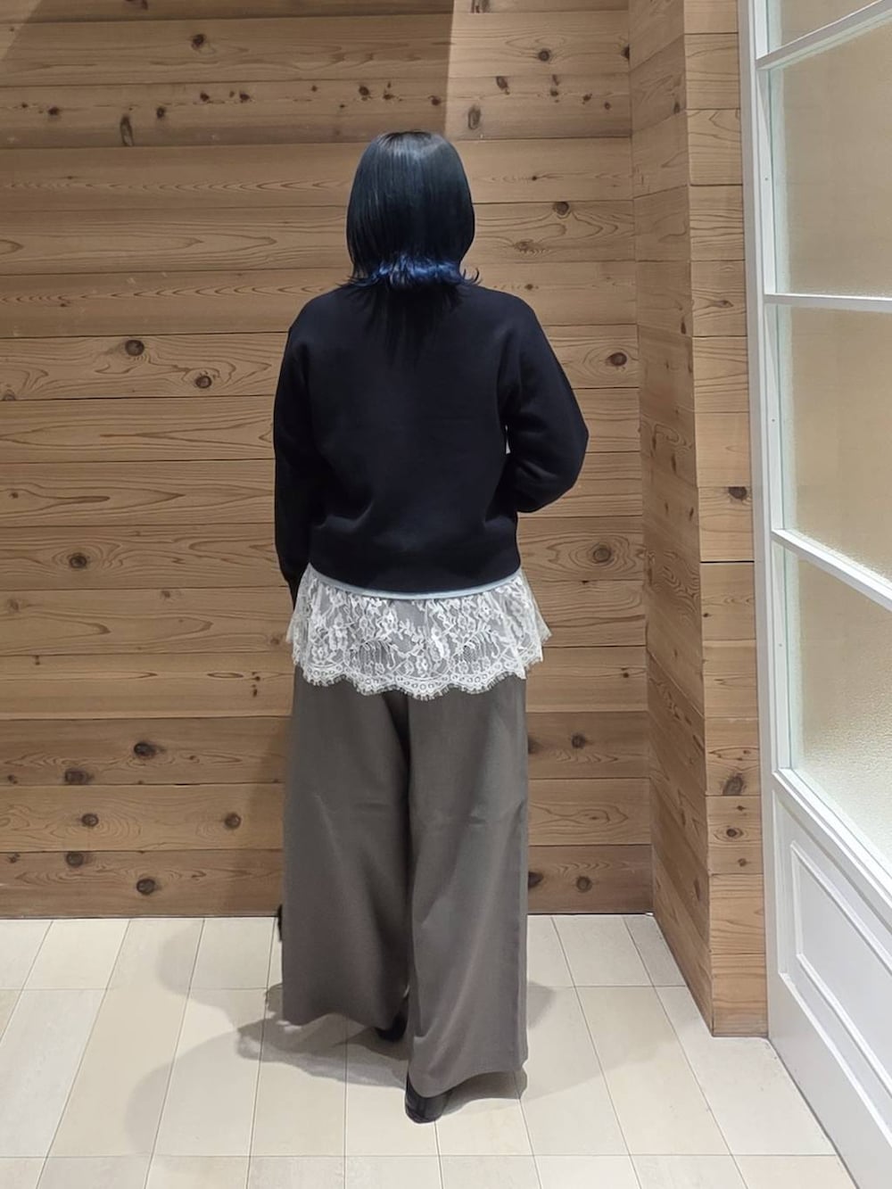 ホワイト系のTシャツ/カットソー、ブラック系のバレエシューズ、グリーン系のその他パンツを着用したレディースの秋コーディネートの3枚目の写真