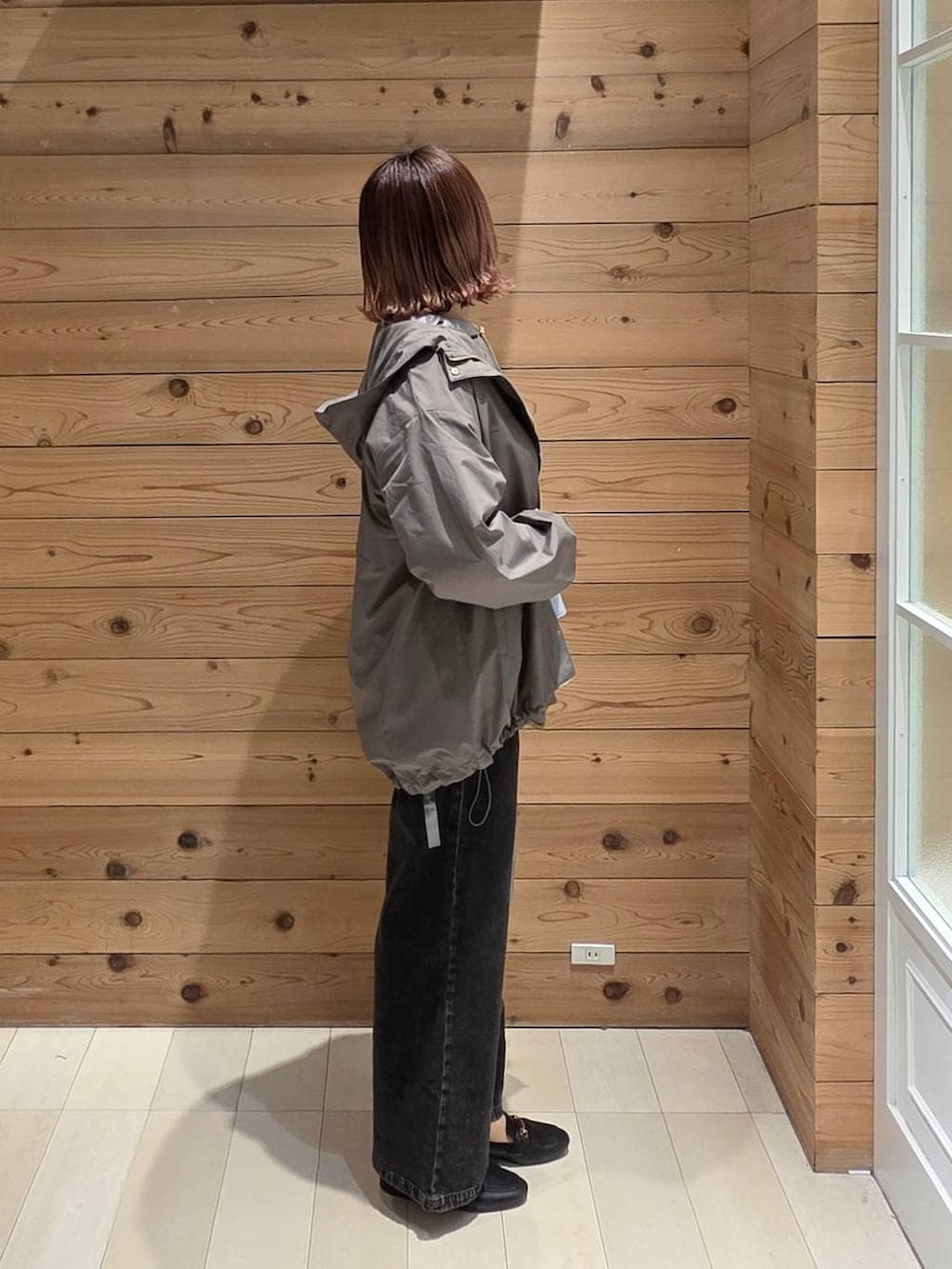 ブラック系のローファー、ホワイト系のショルダーバッグ、ブラック系のデニムパンツを着用したレディースの春コーディネートの2枚目の写真