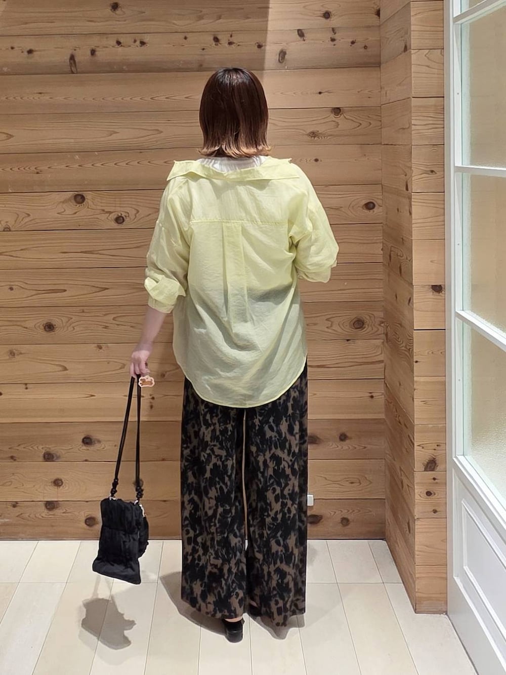 イエロー系のシャツ/ブラウス、ホワイト系のTシャツ/カットソー、ブラウン系のその他パンツを着用したレディースの夏コーディネートの3枚目の写真