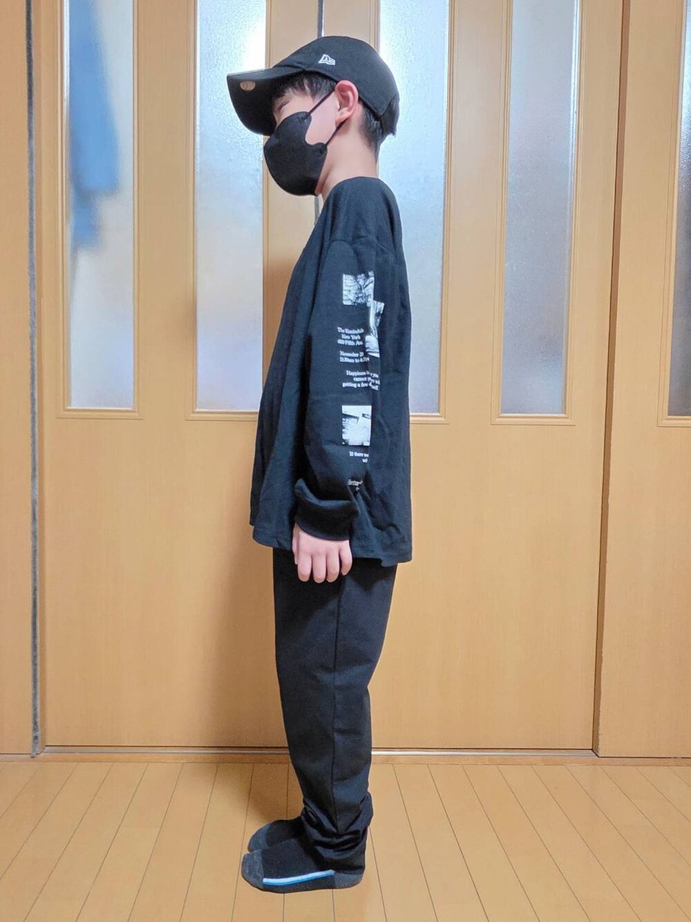 ブラック系のシャツ/ブラウス、ブラック系のキャップを着用したキッズの秋コーディネートの2枚目の写真