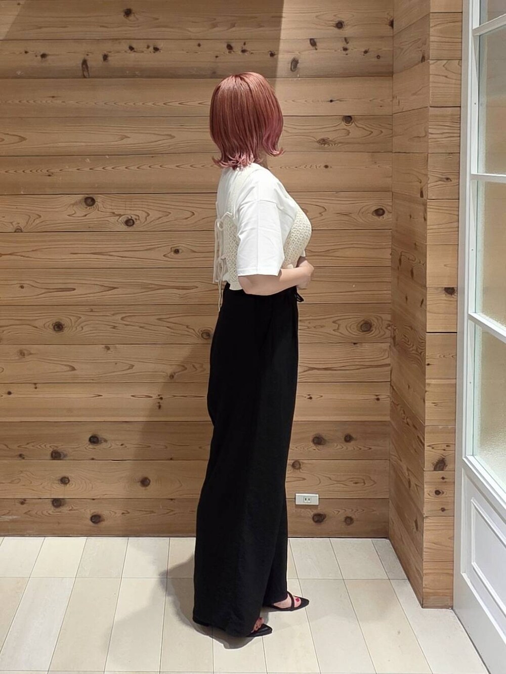 ホワイト系のその他トップス、ブラック系のその他パンツ、ホワイト系のTシャツ/カットソーを着用したレディースの夏コーディネートの2枚目の写真