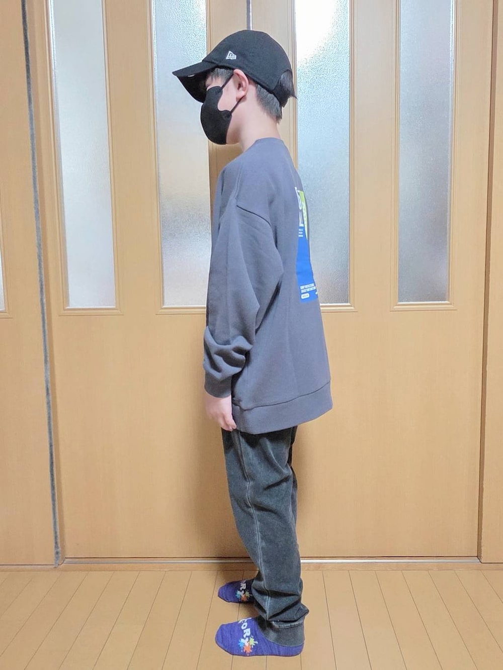 ブラック系のデニムパンツ、ブラック系のキャップを着用したキッズの秋コーディネートの2枚目の写真