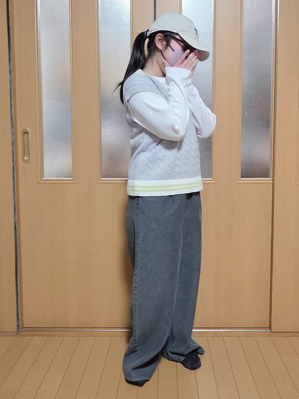 ブラック系のつなぎ/オールインワン、グレー系のベストを着用したキッズの冬コーディネートの2枚目の写真