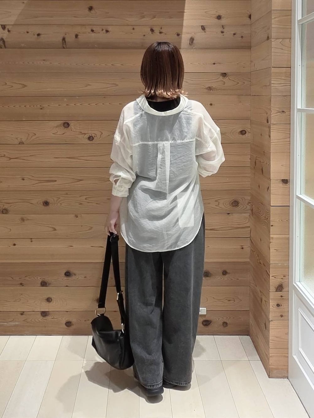 ブラック系のデニムパンツ、ホワイト系のシャツ/ブラウス、ブラック系のタンクトップを着用したレディースの夏コーディネートの3枚目の写真