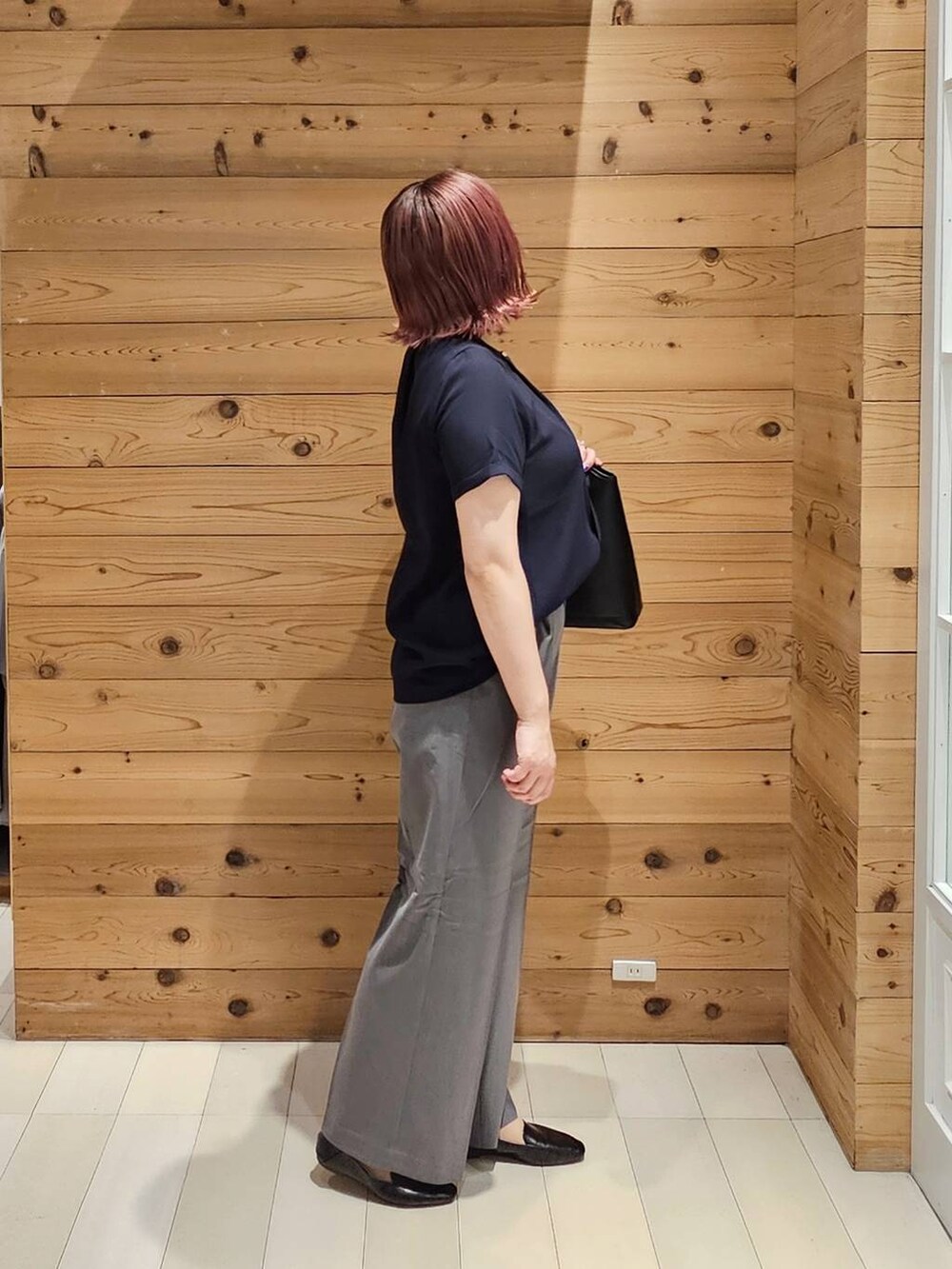 ブラック系のその他シューズ、ブルー系のシャツ/ブラウス、グレー系のその他パンツを着用したレディースの夏コーディネートの2枚目の写真