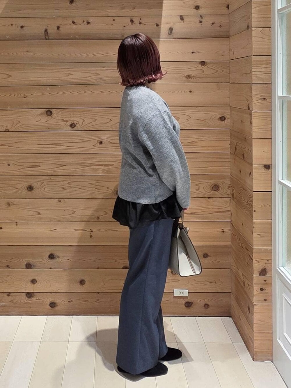 ホワイト系のショルダーバッグ、ブルー系のダウンジャケット/コート、ブルー系のその他パンツを着用したレディースの冬コーディネートの2枚目の写真