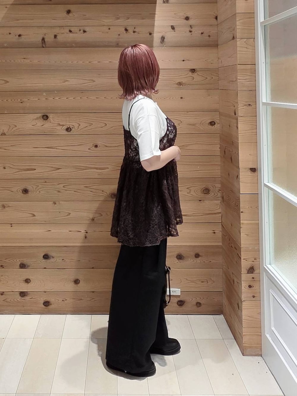 ブラウン系のキャミソール、ブラック系のローファー、ホワイト系のTシャツ/カットソーを着用したレディースの夏コーディネートの2枚目の写真