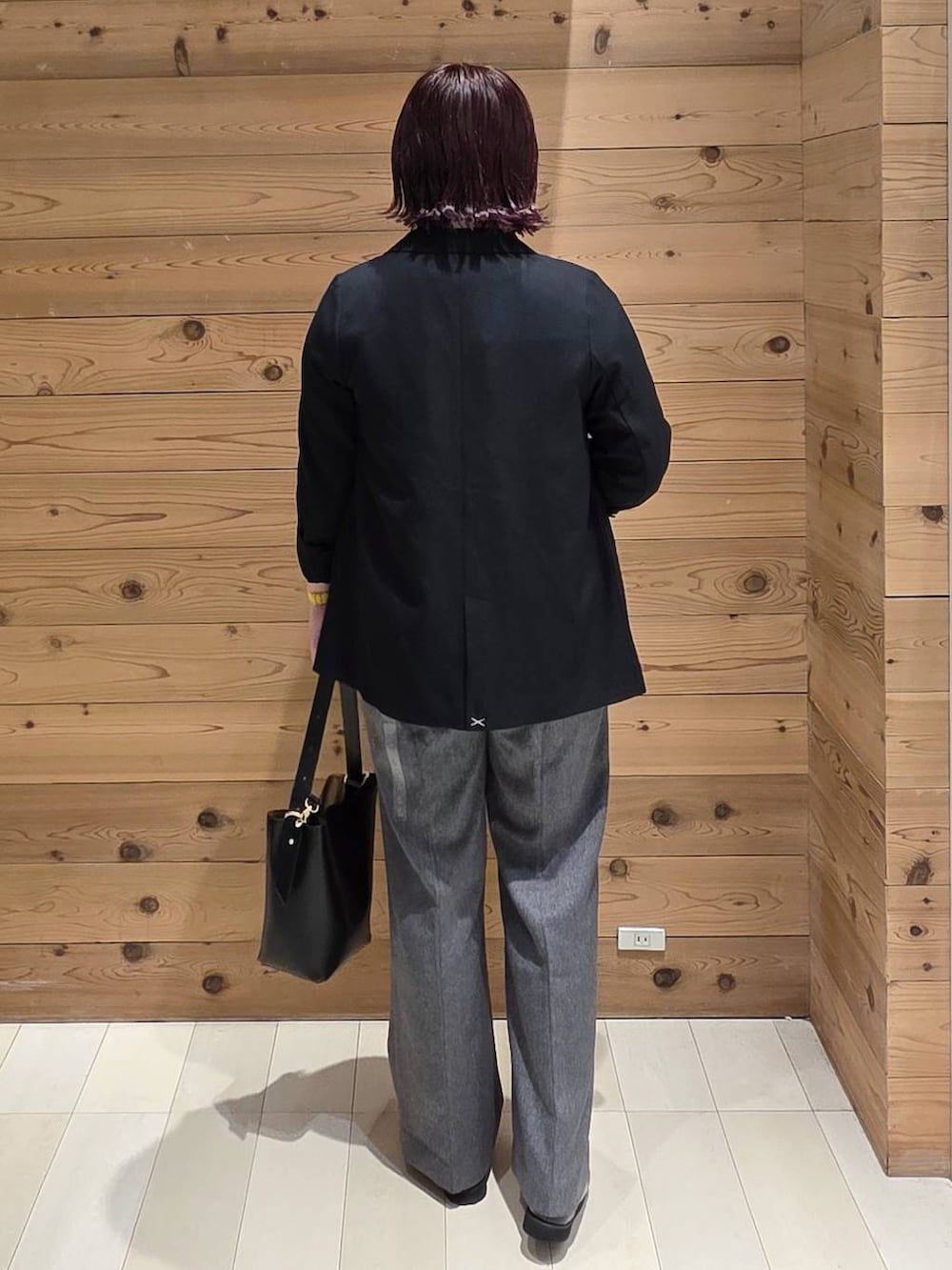 ブラック系のローファー、ブラック系のショルダーバッグ、ホワイト系のシャツ/ブラウスを着用したレディースの秋コーディネートの3枚目の写真