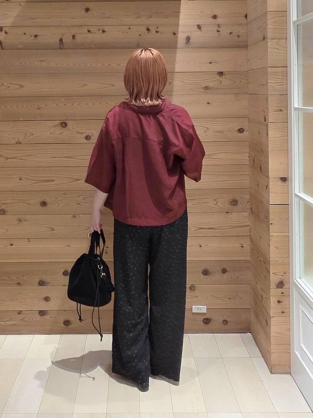 ブラック系のハンドバッグ、その他のその他パンツ、レッド系のシャツ/ブラウスを着用したレディースの夏コーディネートの3枚目の写真