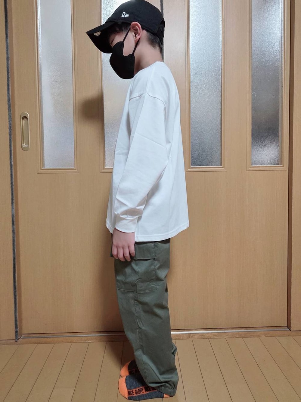 ブルー系のデニムパンツ、グリーン系のカーゴパンツ、グレー系のTシャツ/カットソーを着用したキッズの秋コーディネートの4枚目の写真