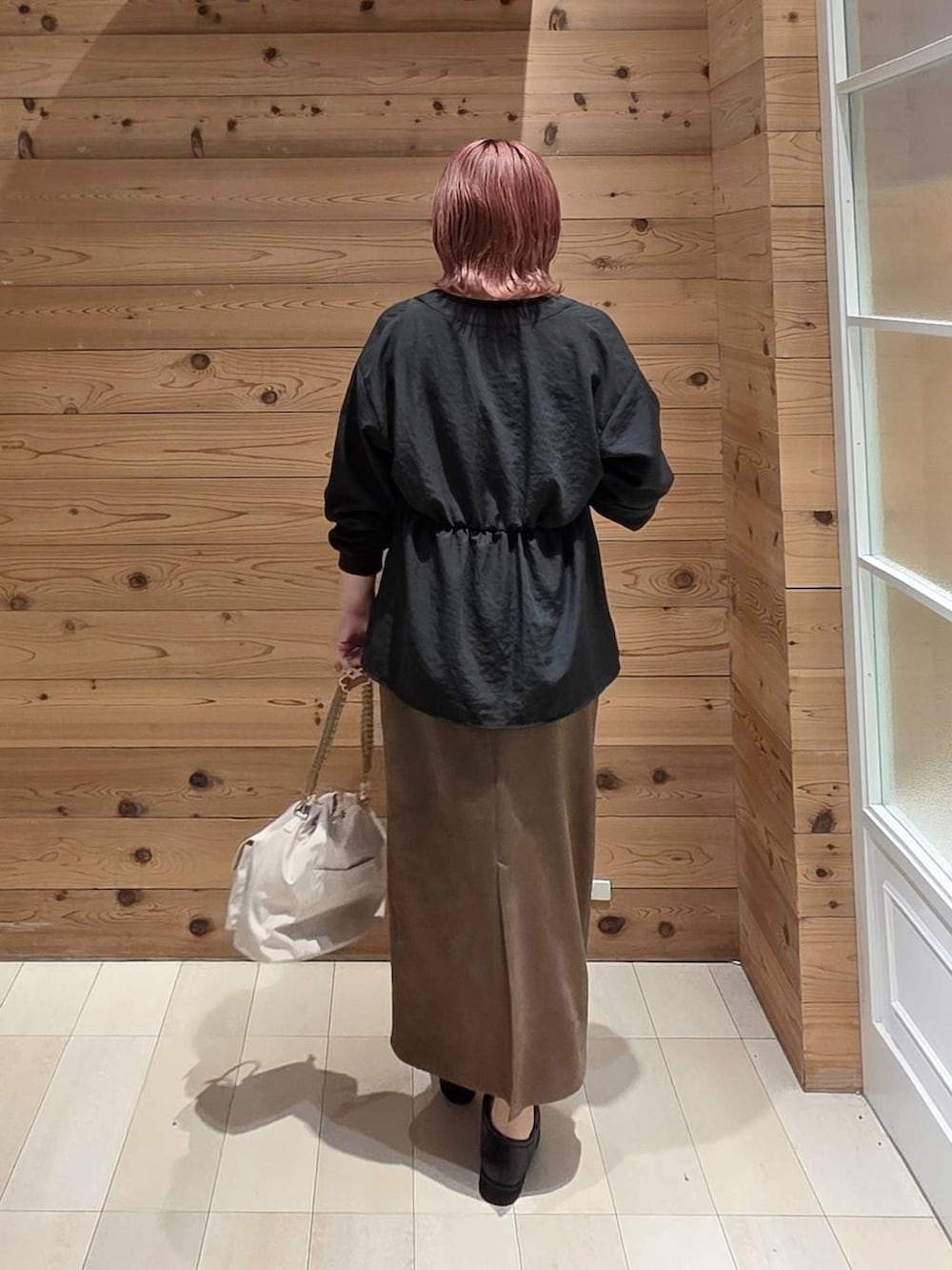 グレー系のシャツ/ブラウス、ブラック系のローファー、ブラック系のタンクトップを着用したレディースの夏コーディネートの3枚目の写真