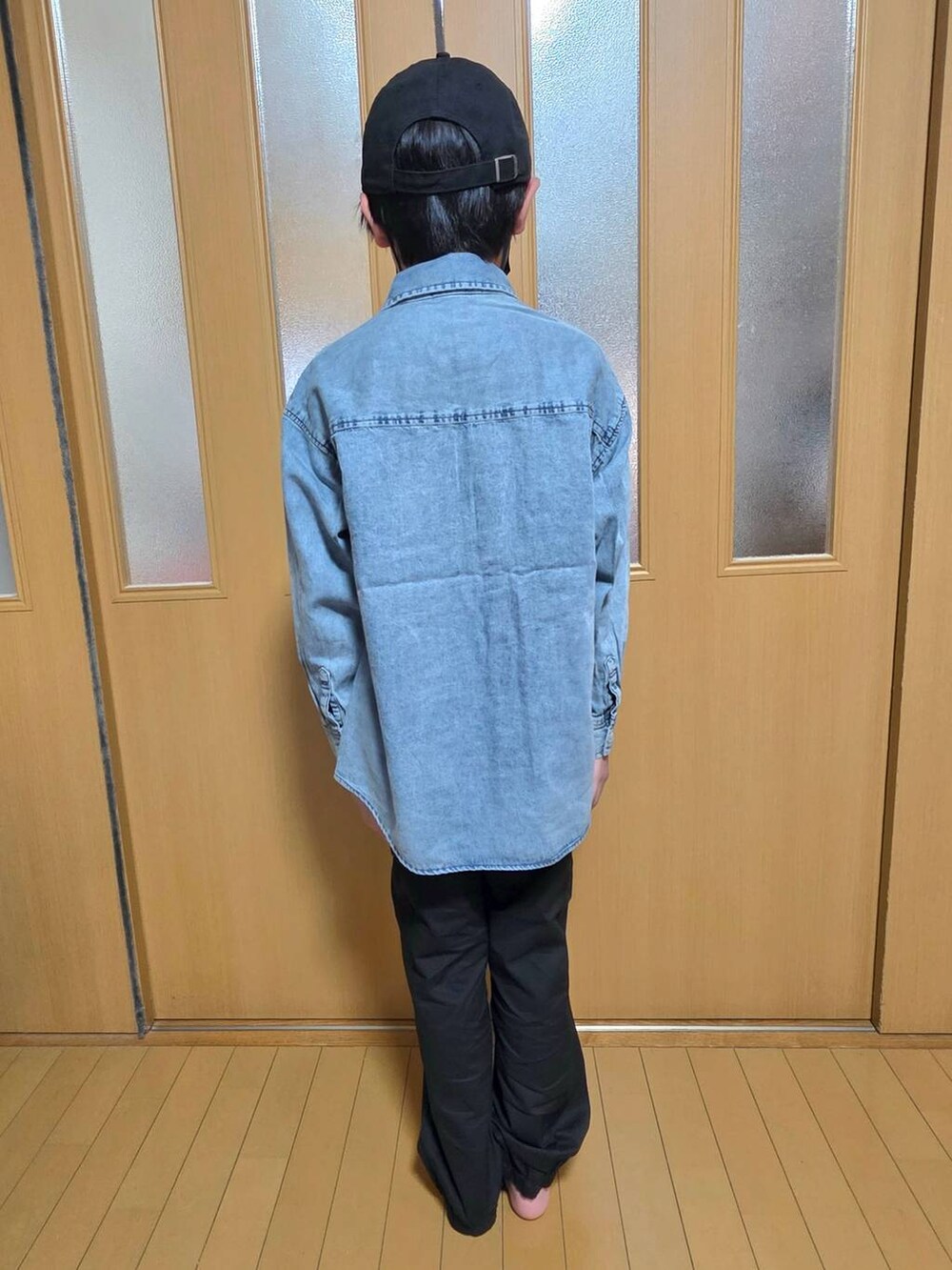 ブルー系のシャツ/ブラウス、ブラック系のカーゴパンツ、ブラック系のキャップを着用したキッズの秋コーディネートの3枚目の写真