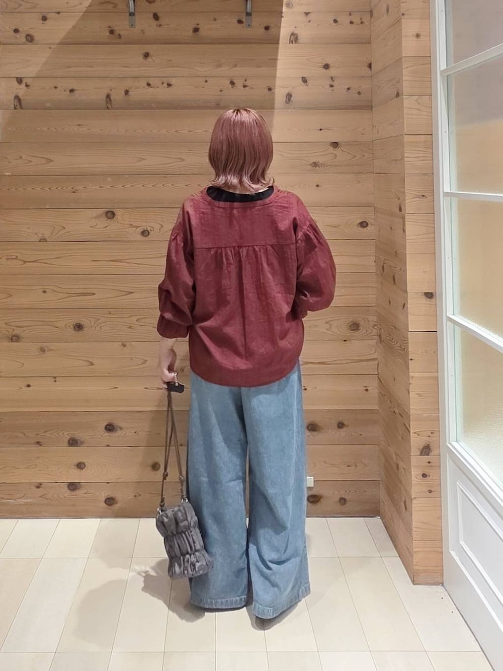 レッド系のシャツ/ブラウス、ブラック系のバレエシューズ、ブラック系のタンクトップを着用したレディースの夏コーディネートの3枚目の写真