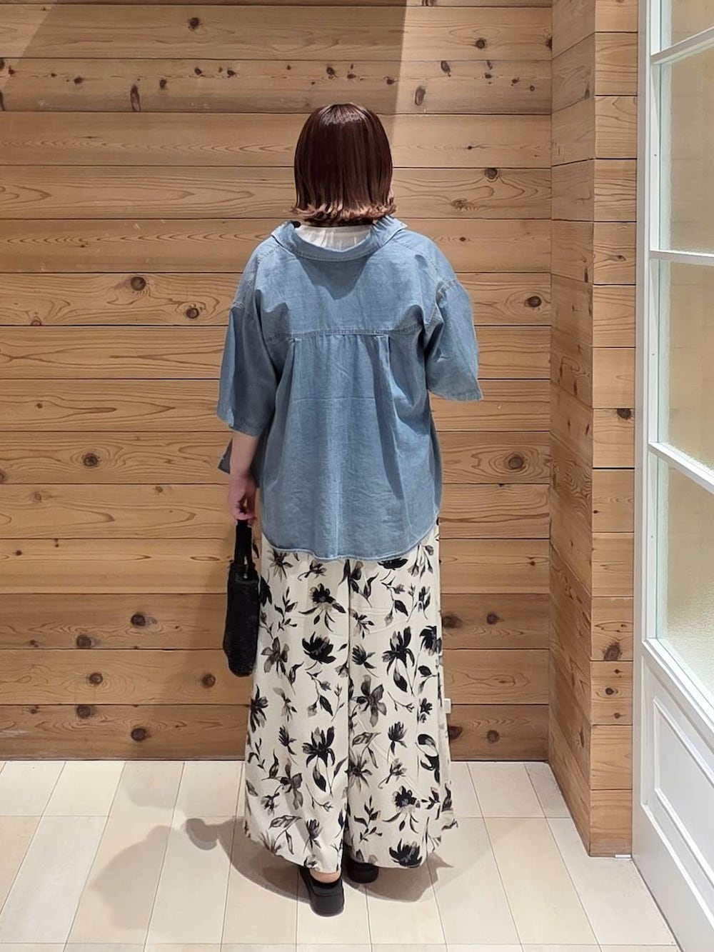 ホワイト系のその他パンツ、ホワイト系のTシャツ/カットソー、ブラック系のサンダルを着用したレディースの春コーディネートの3枚目の写真