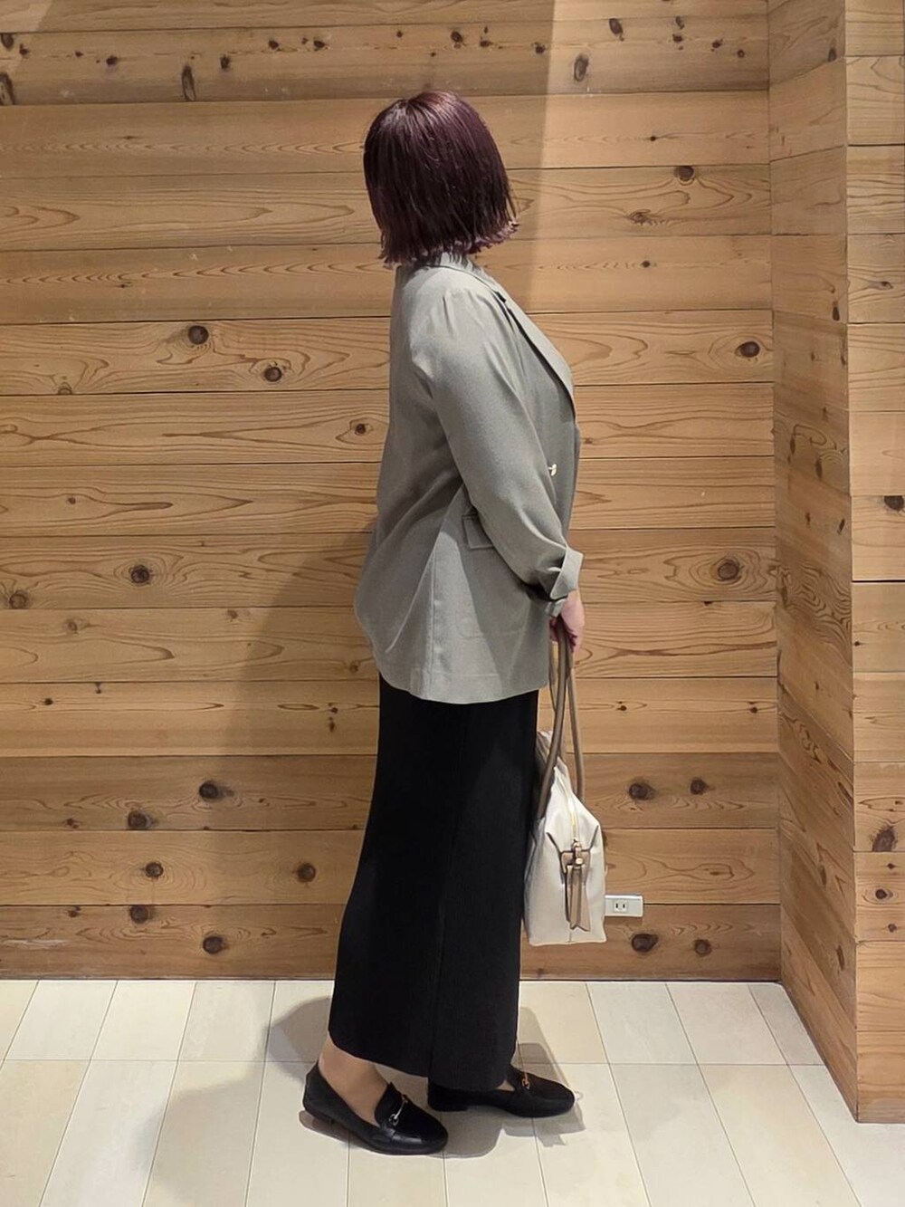 ブラック系のローファー、ホワイト系のボストンバッグ、ホワイト系のタンクトップを着用したレディースの秋コーディネートの2枚目の写真