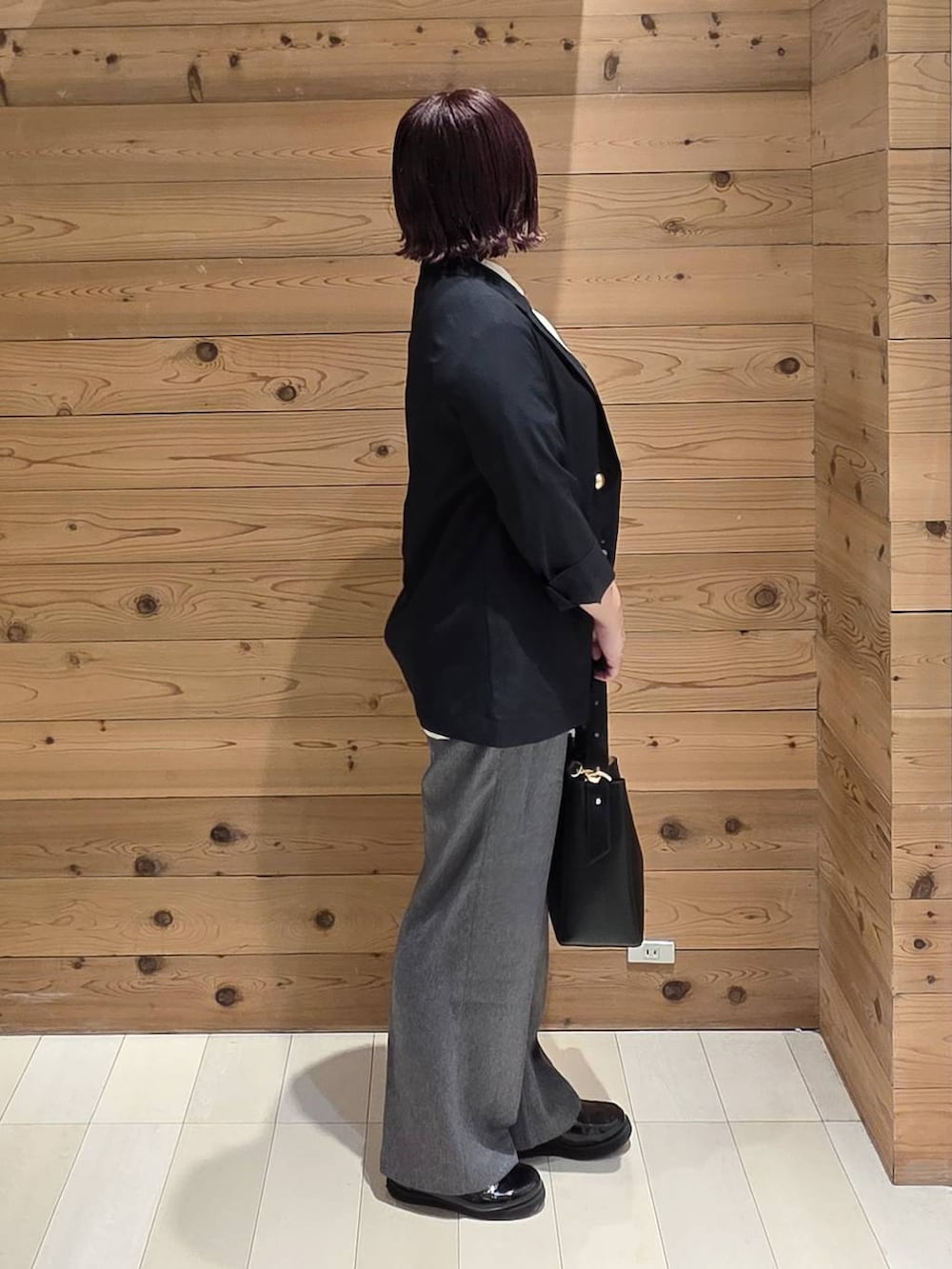 ブラック系のローファー、ブラック系のショルダーバッグ、ホワイト系のシャツ/ブラウスを着用したレディースの秋コーディネートの2枚目の写真