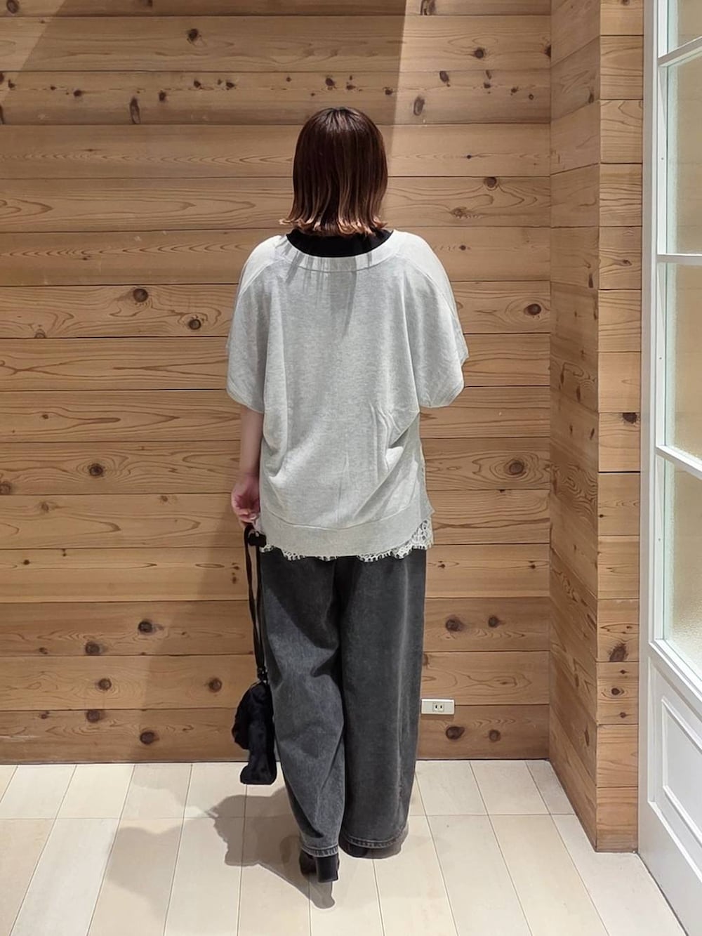 グレー系のカーディガン/ボレロ、ブラック系のデニムパンツ、ブラック系のタンクトップを着用したレディースの夏コーディネートの3枚目の写真