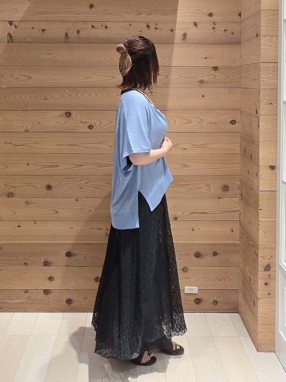 ブルー系のカーディガン/ボレロ、ブルー系のデニムパンツ、ブラック系のタンクトップを着用したレディースの夏コーディネートの2枚目の写真
