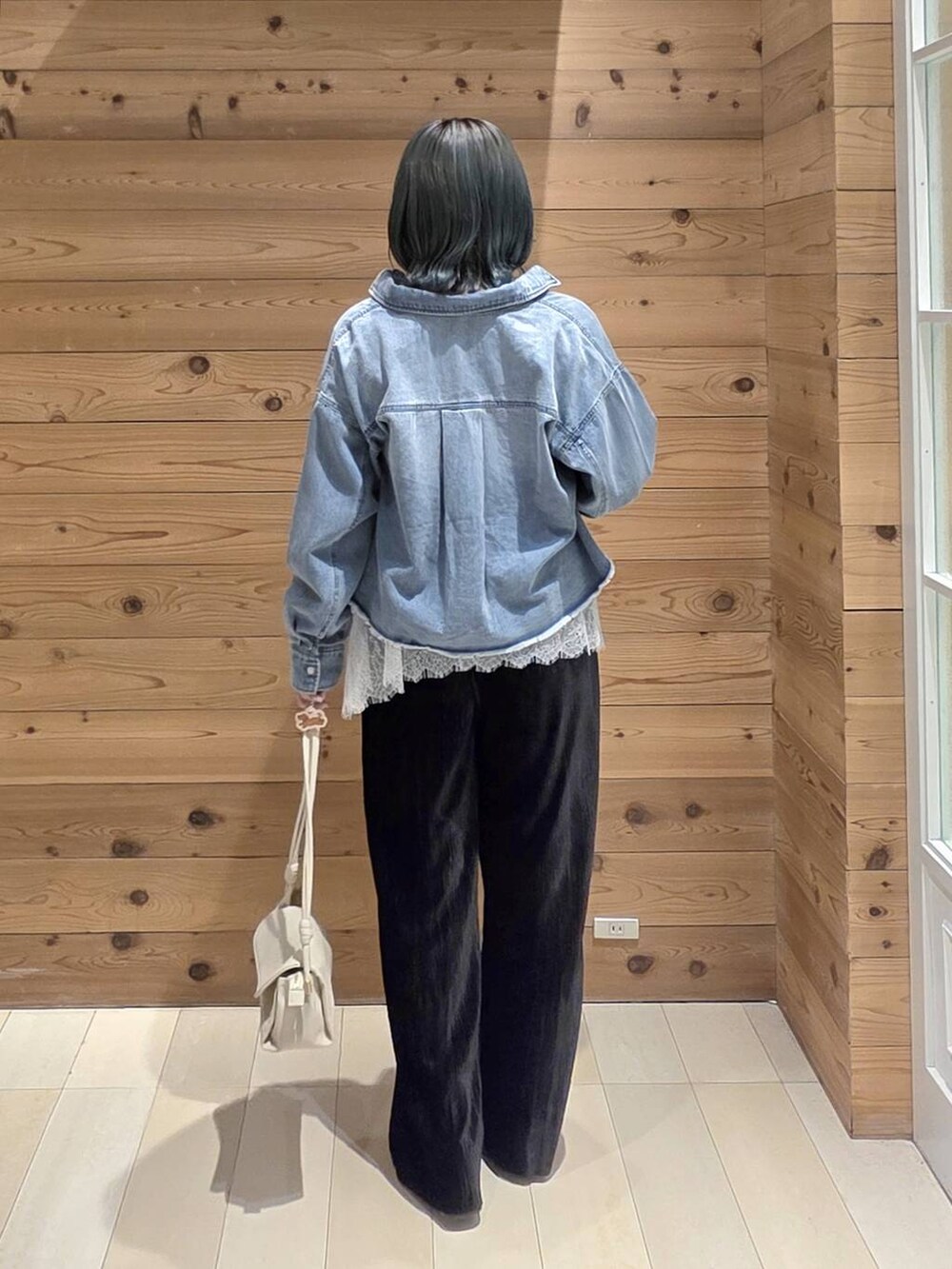 ブラック系のその他パンツ、ホワイト系のTシャツ/カットソー、ベージュ系のショルダーバッグを着用したレディースの秋コーディネートの3枚目の写真