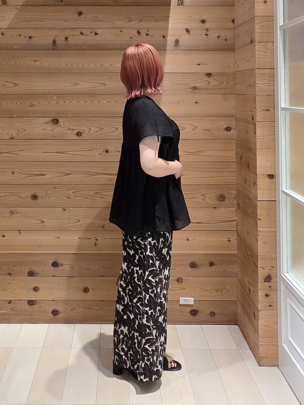 ベージュ系のその他パンツ、ブラック系のシャツ/ブラウス、ホワイト系のタンクトップを着用したレディースの夏コーディネートの2枚目の写真