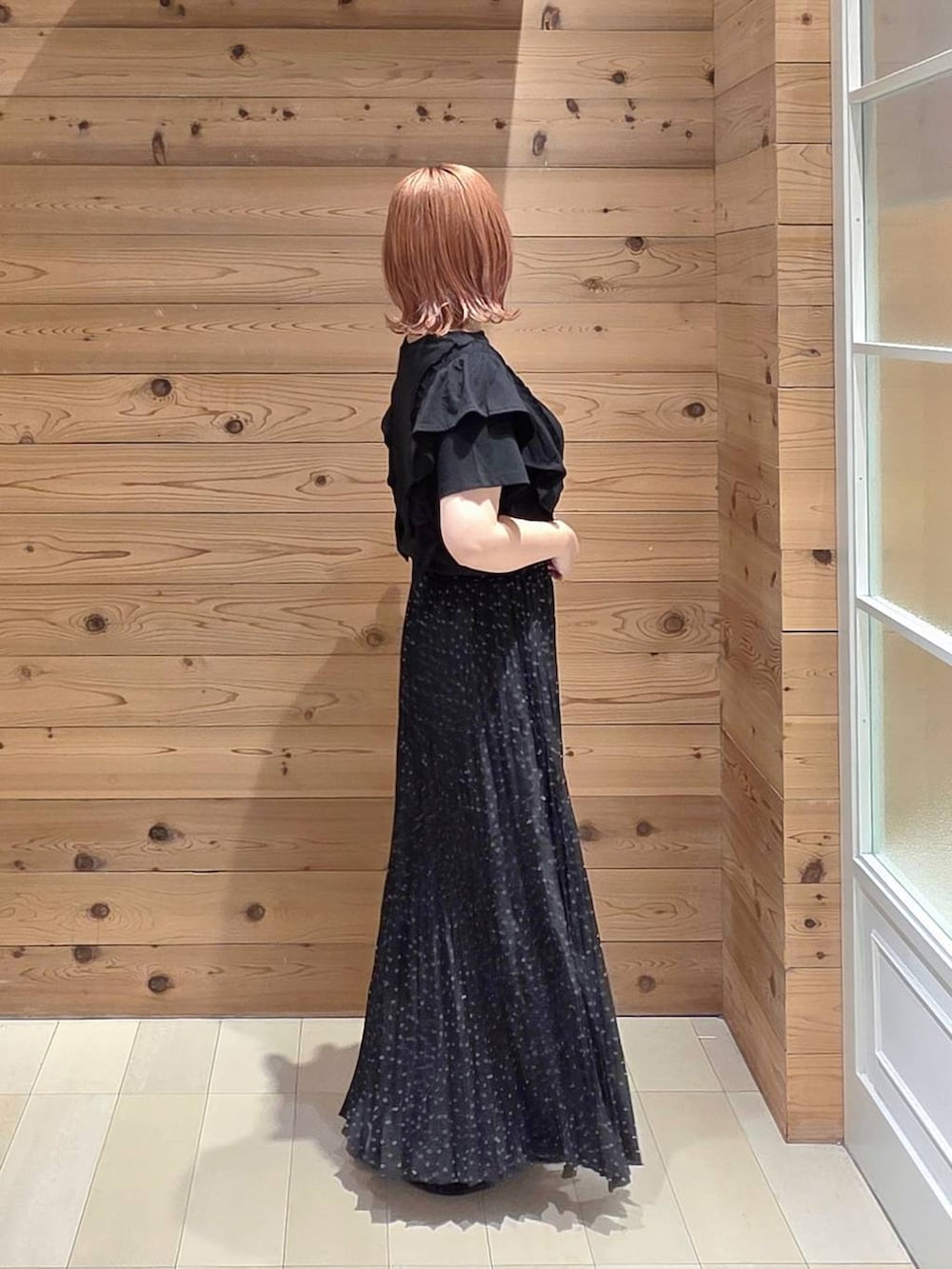 その他のスカート、ベージュ系のショルダーバッグ、ブラック系のTシャツ/カットソーを着用したレディースの夏コーディネートの2枚目の写真