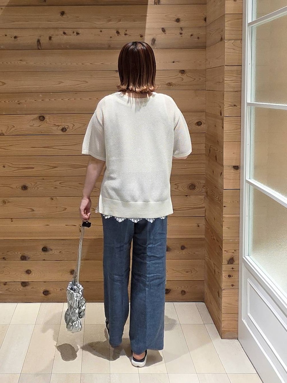 ブルー系のその他パンツ、ホワイト系のTシャツ/カットソー、ブラック系のサンダルを着用したレディースの夏コーディネートの3枚目の写真