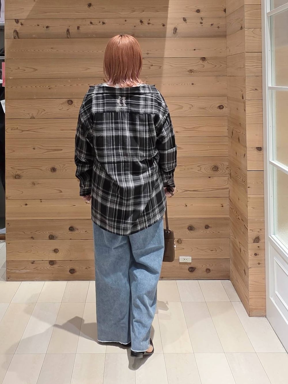 その他のショルダーバッグ、ホワイト系のTシャツ/カットソー、ブラック系のサンダルを着用したレディースの夏コーディネートの3枚目の写真