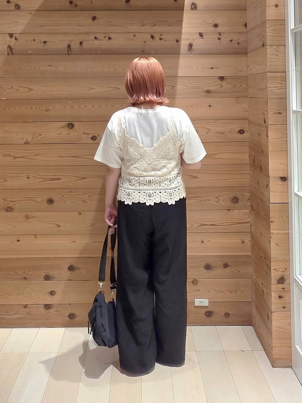 ブラック系のショルダーバッグ、ブラック系のバレエシューズ、ブラック系のその他パンツを着用したレディースの夏コーディネートの3枚目の写真