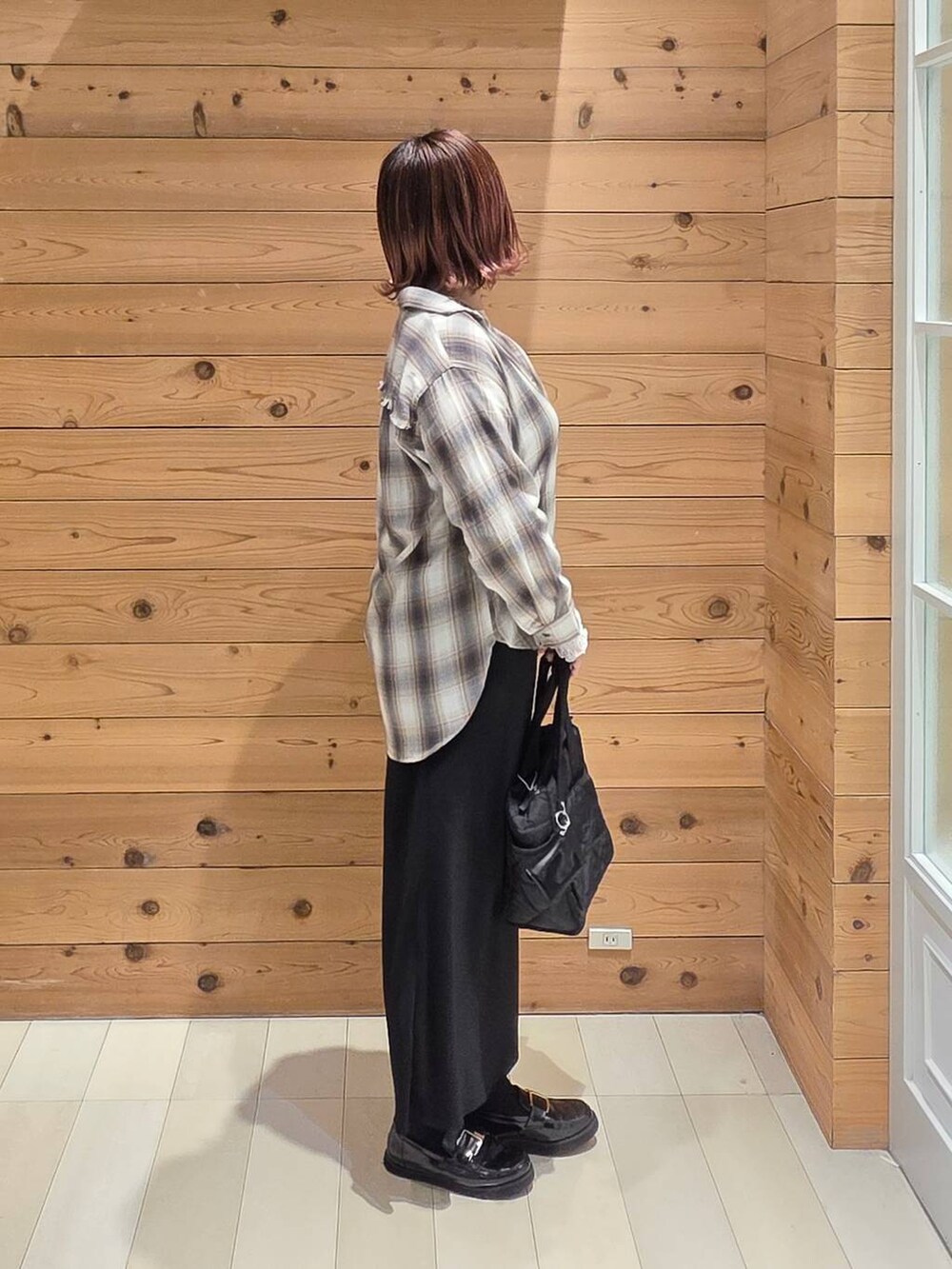 ブラック系のローファー、ブラック系のトートバッグ、ホワイト系のTシャツ/カットソーを着用したレディースの春コーディネートの2枚目の写真